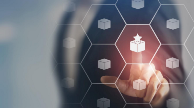 man wijst naar box met sterretje