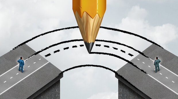 Twee wegen worden met een potlood aan elkaar getekend