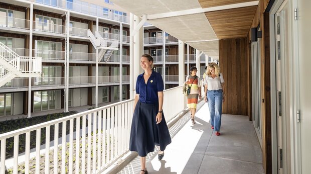 Personen wandelen op de gallerij van appartementsgebouw Sumatrahof in Leiden (NL)