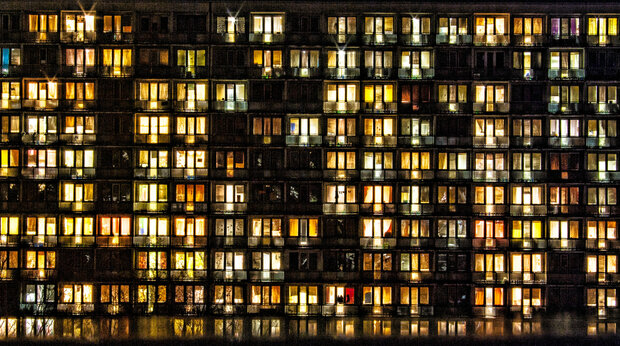 Grote flat met veel verlichte ramen