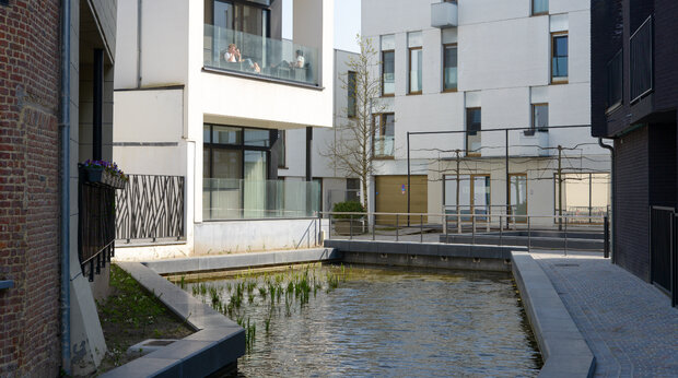 Woningen met een binnenplaatsje met water