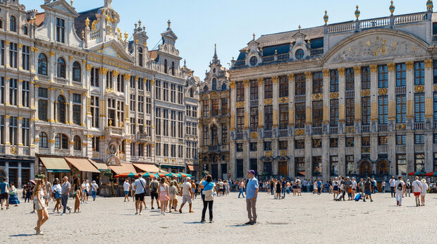 Toeristen op de Grote Markt in Brussel