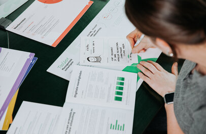 Iemand werkt met de toolbox mensgericht ontwerpen