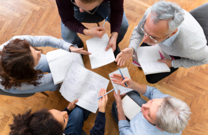 Groepje mensen in overleg