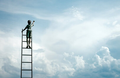 Jongetje op een ladder in de lucht, wijst omhoog