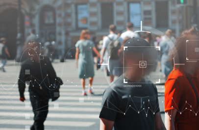 Mensen op straat, een camera filmt hen en registreert hoofden