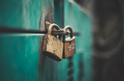Deurtjes op slot met twee slotjes