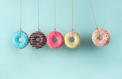 Newton's cradle met donuts aan touwtjes