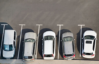 Witte auto's in parkeervakken