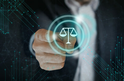 Man wijst naar een digitaal pictogram van een weegschaal