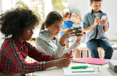 Kinderen in de weer met smartphones