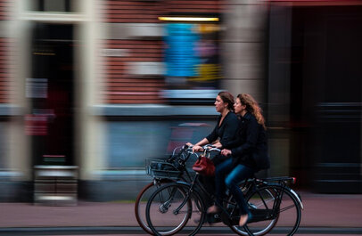 Twee vrouwen op de fiets in de stad
