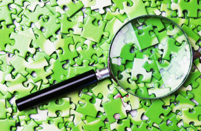 Puzzelstukjes en een vergrootglas