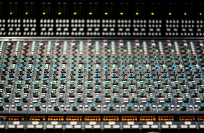 Paneel met vele draaiknoppen