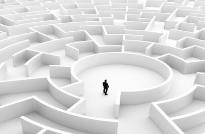 Persoon in een doolhof