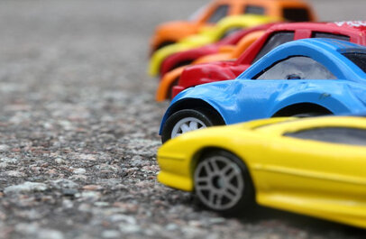 Speelgoedautootjes op een rij