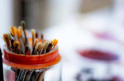 Pot met kwasten en penselen