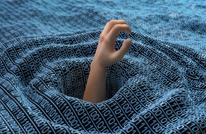 Iemand verdrinkt in data, enkel hand steekt er nog bovenuit