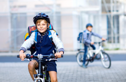 Twee jongetjes op de fiets naar school.