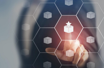 man wijst naar box met sterretje