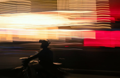 Motorrijder rijdt voorbij