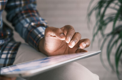 Iemand gebruikt een tablet