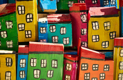 Gekleurde kleine huisjes, geschilderd op blokjes hout