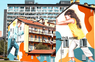 Huizenblok met mural 'close the gap, open your future'