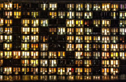Grote flat met veel verlichte ramen