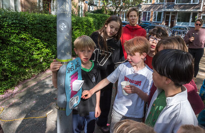 Kinderen rondom de spelbel