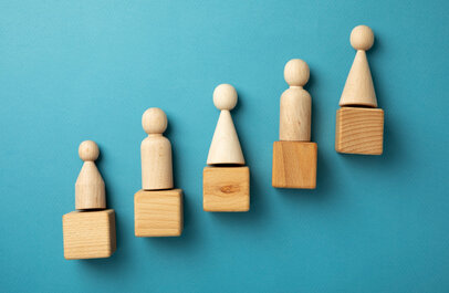 Houten poppetje trapsgewijs weergegeven