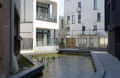 Woningen met een binnenplaatsje met water