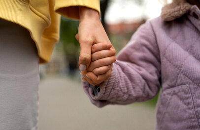 Close-up van ouder met kind aan de hand