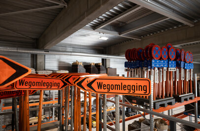Opslagplaats met verkeers- en signalisatieborden