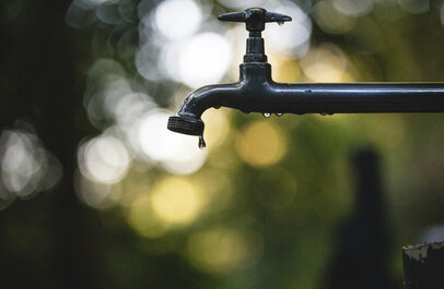 Waterkraan waar een druppel aan hangt