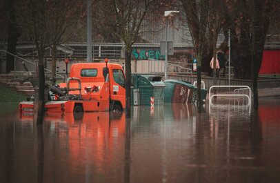 Crisissituatie: overstroming in stadse omgeving