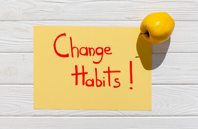Memo blaadje met tekst 'change habits'