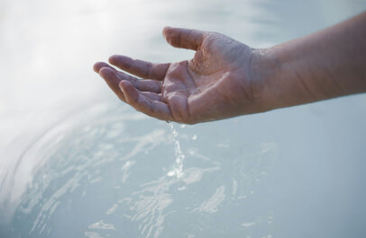 water glipt door vingers