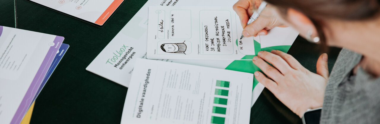 Iemand werkt met de toolbox mensgericht ontwerpen