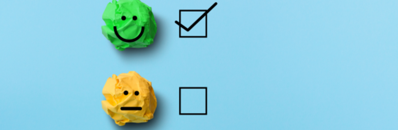 Blije, neutrale en verdrietige smiley onder elkaar; achter de blije staat een vinkje