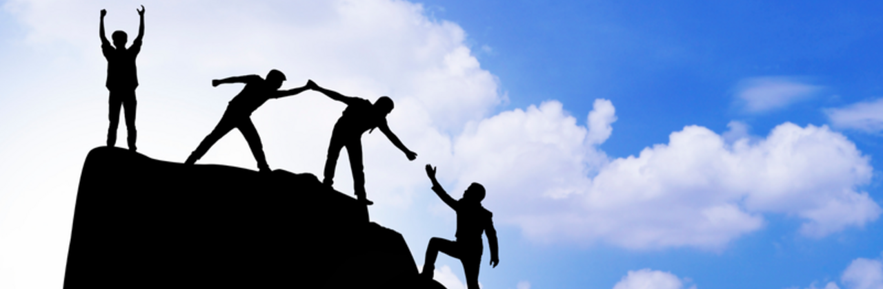 Mensen beklimmen een berg en helpen elkaar