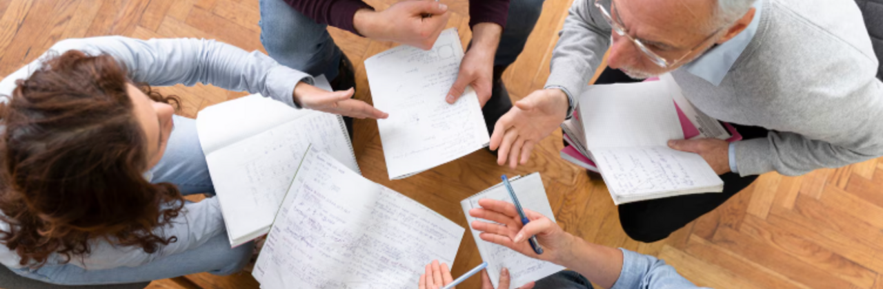 Groepje mensen in overleg