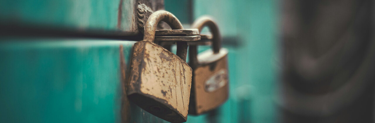 Deurtjes op slot met twee slotjes