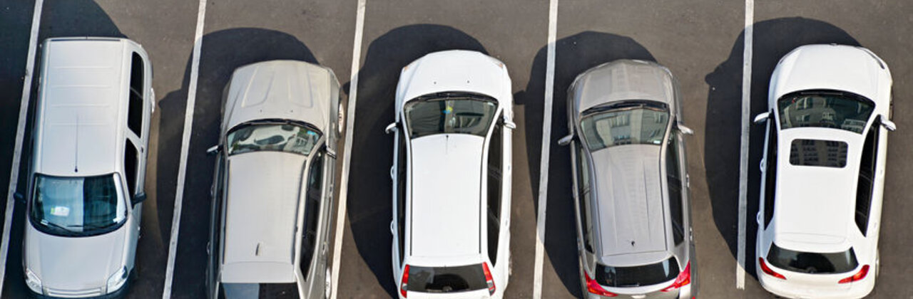 Witte auto's in parkeervakken