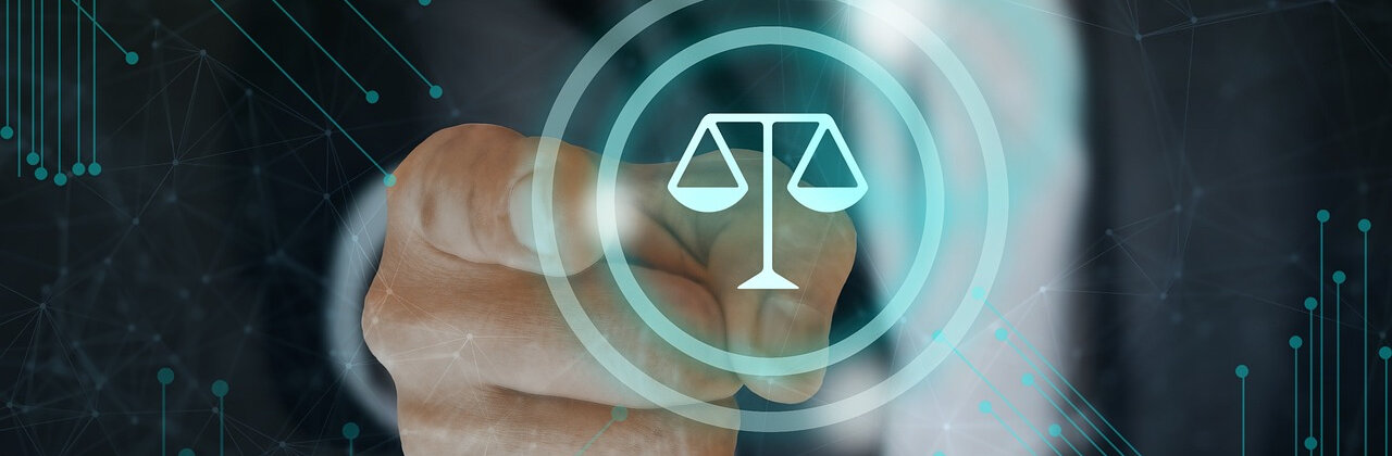 Man wijst naar een digitaal pictogram van een weegschaal