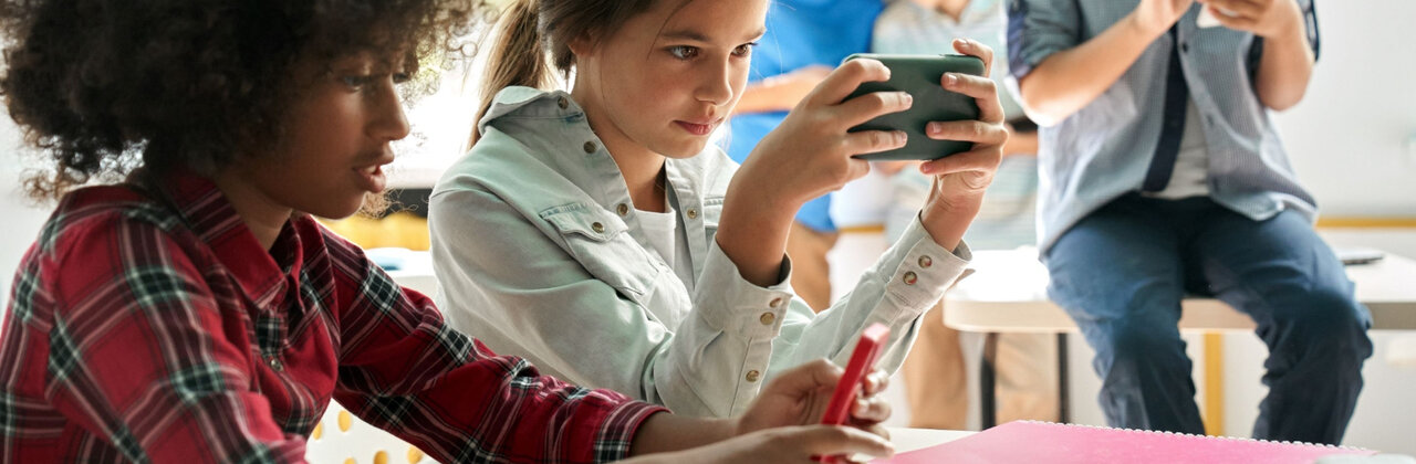 Kinderen in de weer met smartphones