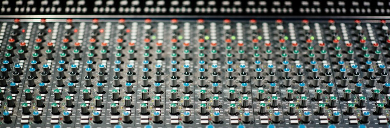 Paneel met vele draaiknoppen