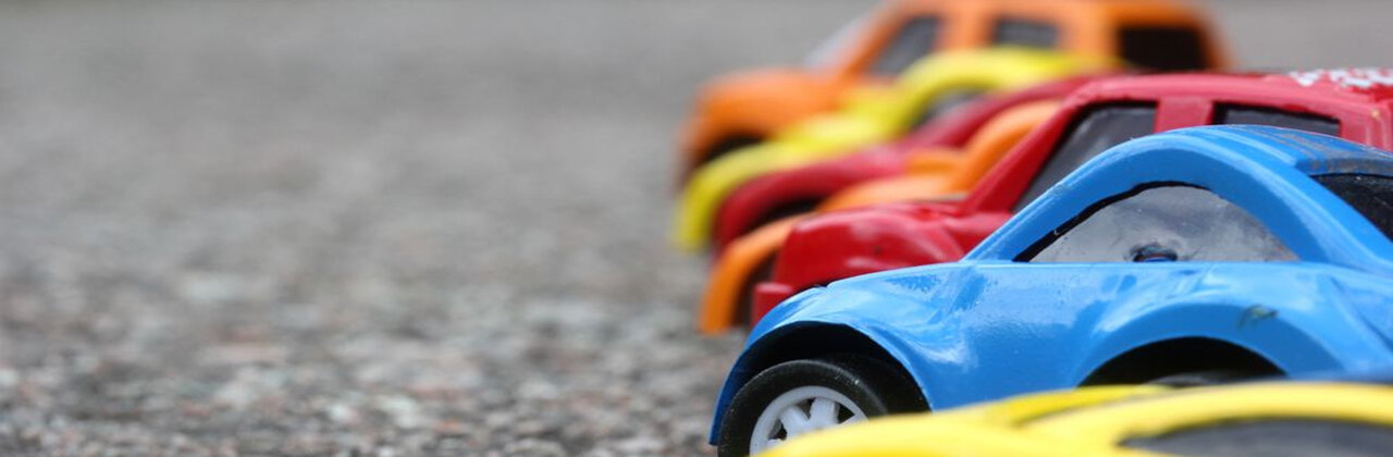 Speelgoedautootjes op een rij