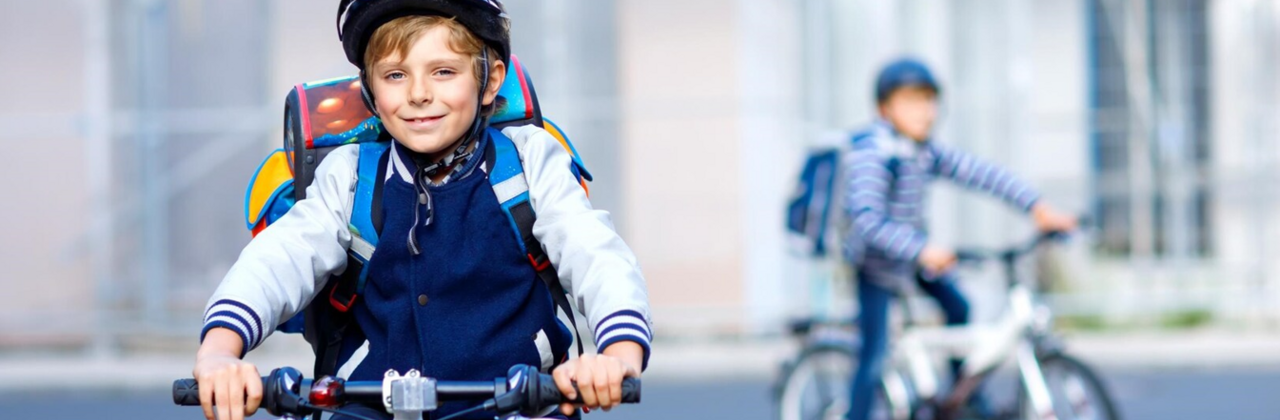 Twee jongetjes op de fiets naar school.