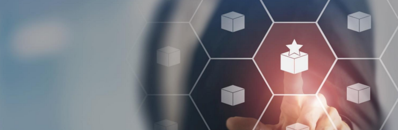 man wijst naar box met sterretje